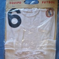 Coleccionismo deportivo: ANTIGUO TRAJE DE NIÑO DEL REAL MADRID - EQUIPACION COMPLETA FUTBOL- AÑOS 70