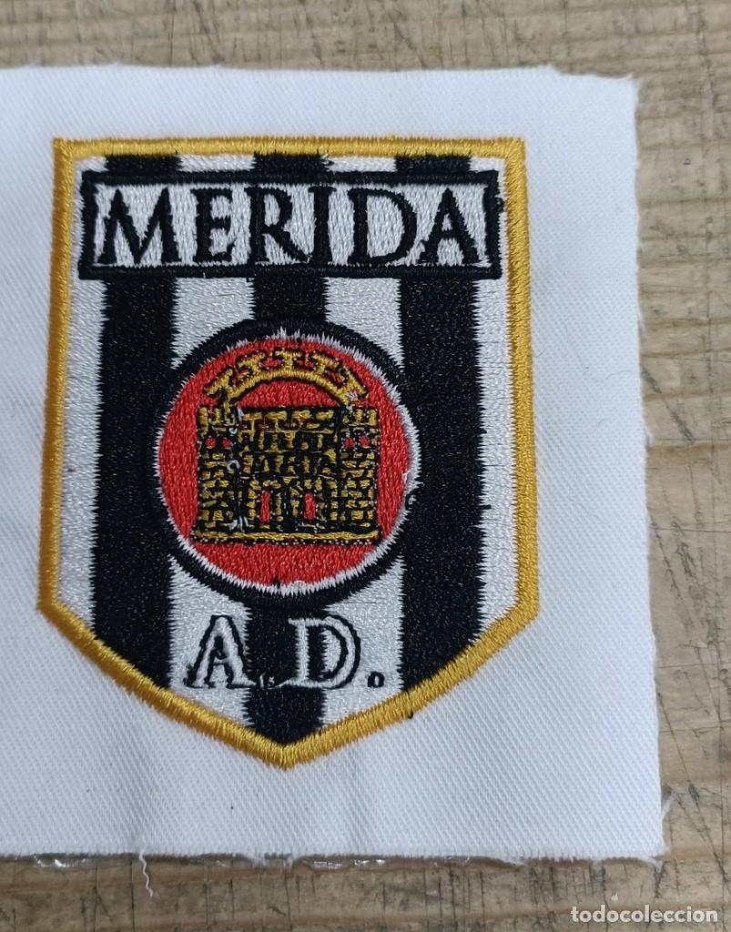 Coleccionismo deportivo: ESCUDO BORDADO A.D. MERIDA - Foto 1