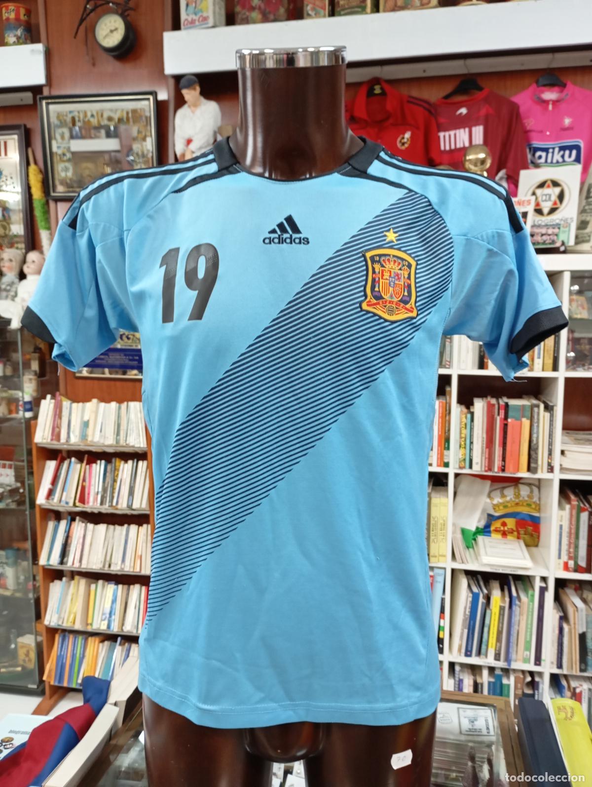 Sammelleidenschaft Sport: CAMISETA DE ESPA&Ntilde;A. SELECCI&Oacute;N ESPA&Ntilde;OLA DE F&Uacute;TBOL. LLORENTE. DORSAL 19. ADIDAS. TDKDEP30