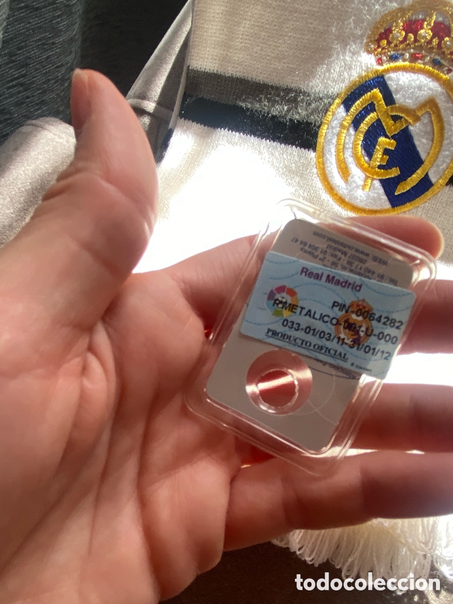 Coleccionismo deportivo: Bufanda Real Madrid y pin - Foto 5