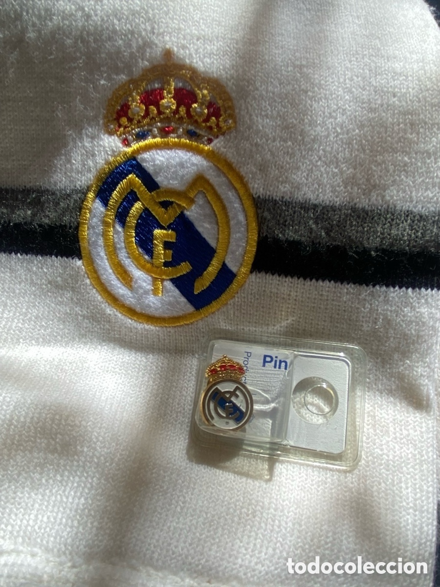 Coleccionismo deportivo: Bufanda Real Madrid y pin - Foto 1