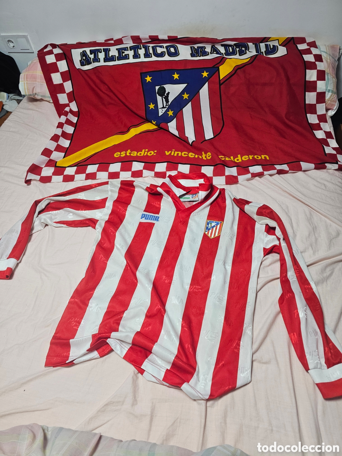 Coleccionismo deportivo: Camiseta del Atl&eacute;tico de Madrid y bandera