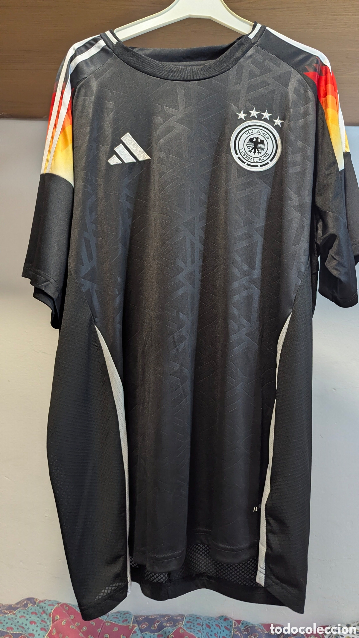 Coleccionismo deportivo: T&iacute;tulo: Camiseta Alemania Euro 2024 - Visitante - Negra y Oro - Talla 4XL