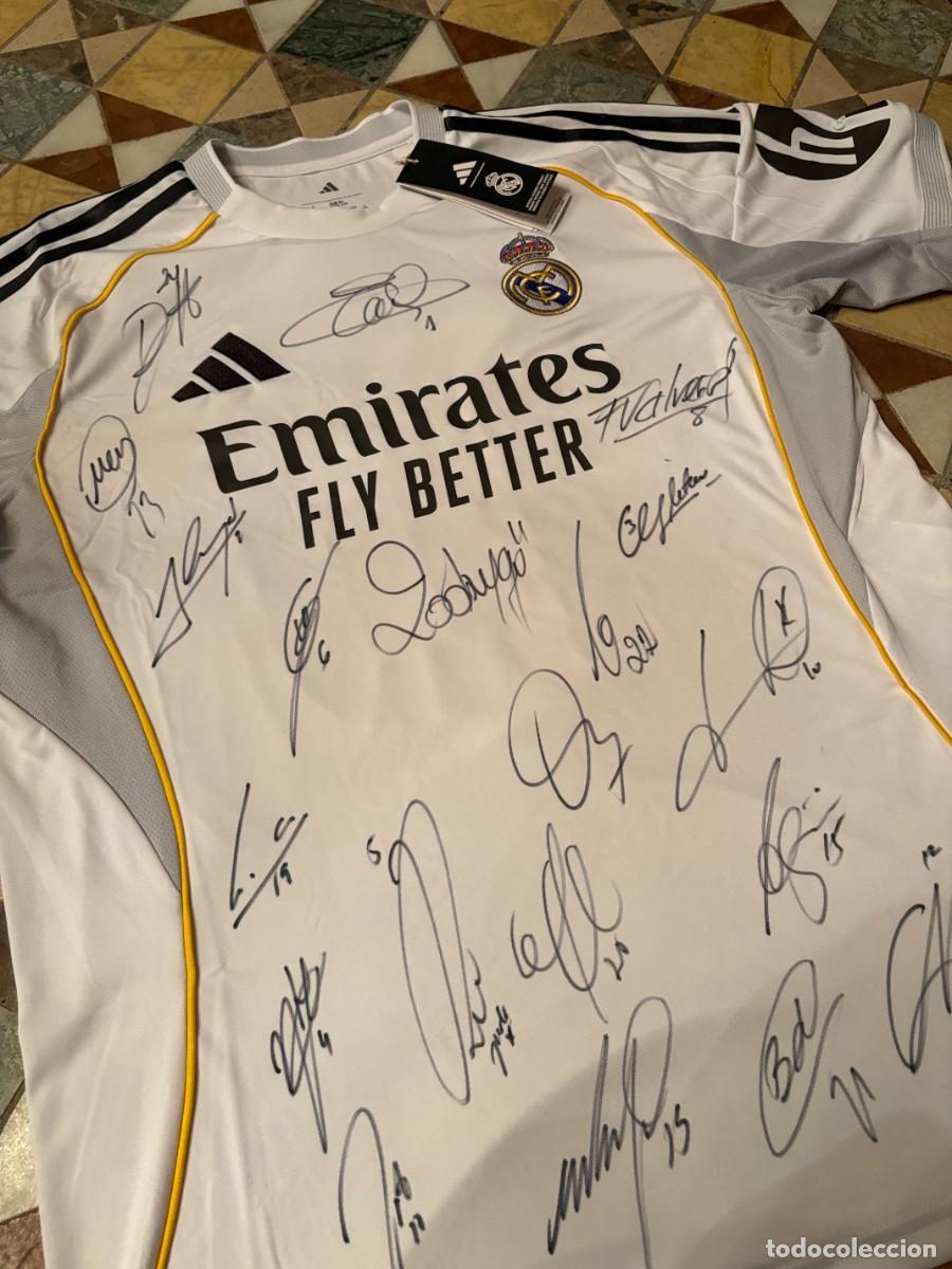 Coleccionismo deportivo: Camiseta oficial Real Madrid 2025/26 Mbapp&eacute; n&ordm;10 firmada por plantilla - nueva con etiquetas