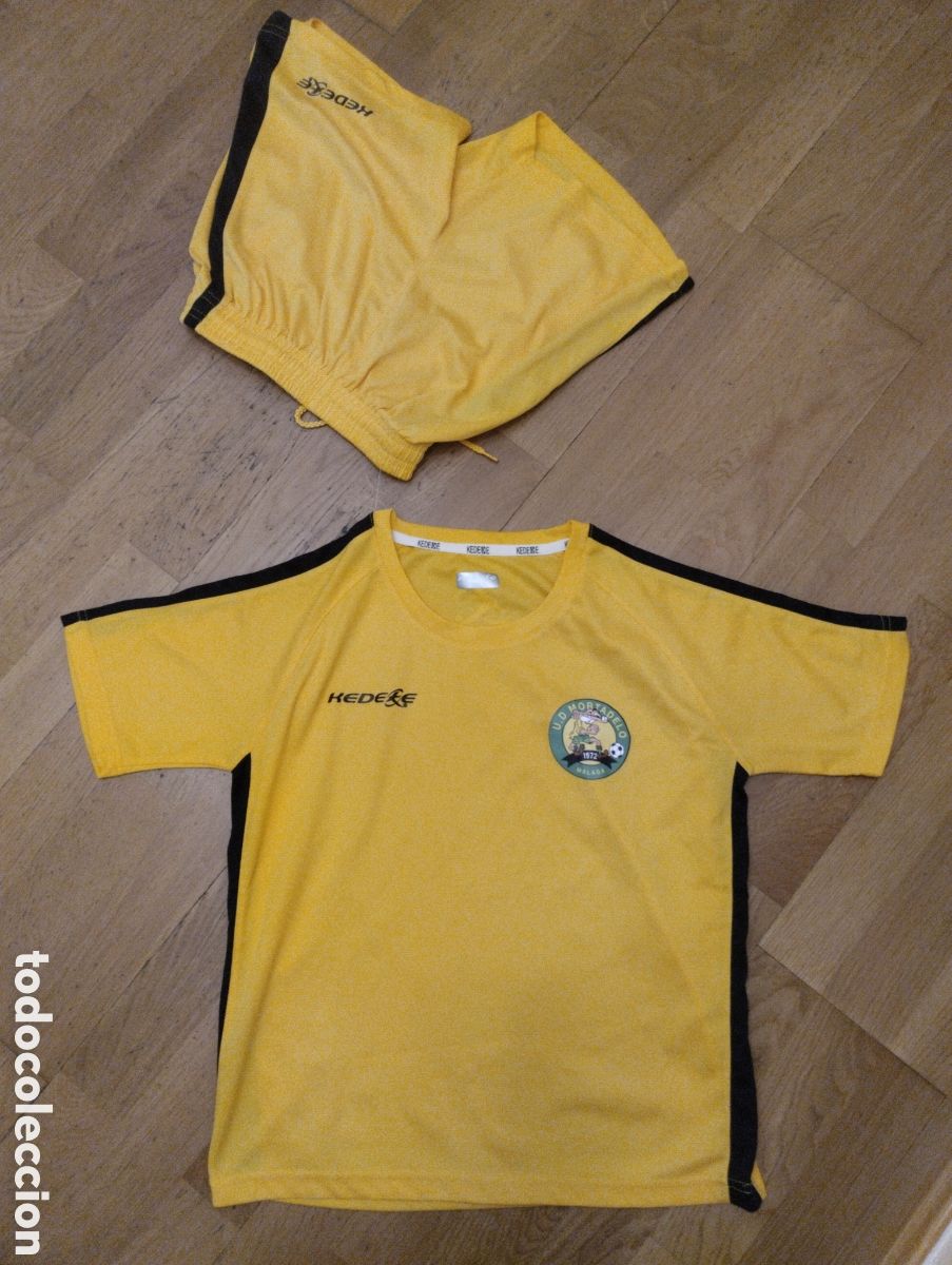 Coleccionismo deportivo: Equipaci&oacute;n U.D Mortadelo - Foto 1