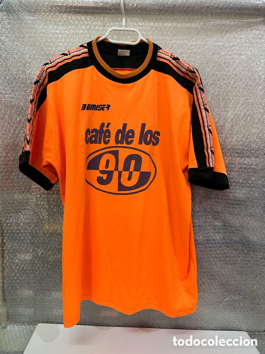 Sports collectibles: Antigua Camiseta deportiva de F&uacute;tbol caf&eacute; de los 90 TALLA -M-