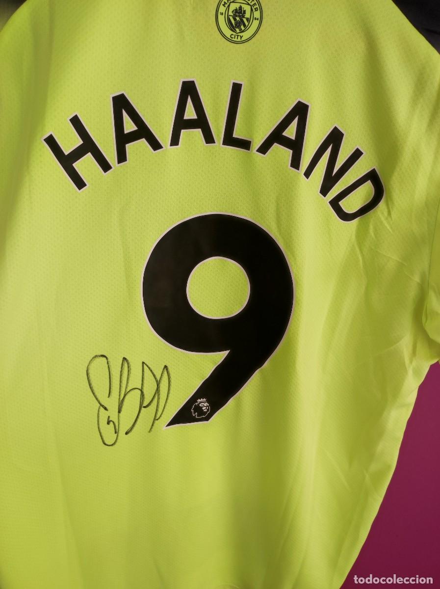Sports collectibles: Camiseta Manchester City 2&ordm; equipaci&oacute;n 2022-2023. Firmada personalmente por Haaland. Con COA