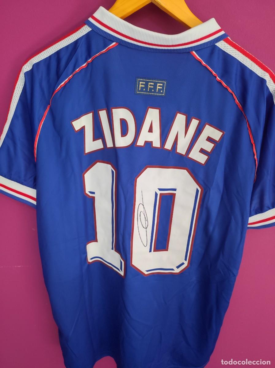 Sports collectibles: Camiseta Selecci&oacute;n Francesa Final Mundial 1998. Firmada personalmente por Zidane. Con COA