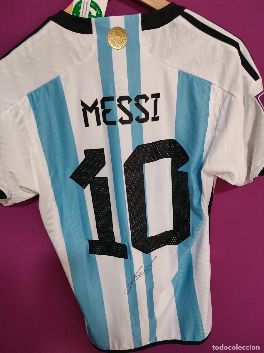 Coleccionismo deportivo: Camiseta Selecci&oacute;n Argentina. Final del Mundial 2022. Firmada personalmente por Messi con COA