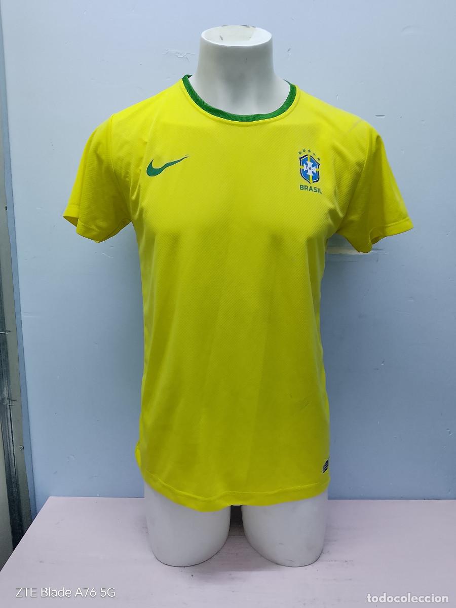 Coleccionismo deportivo: Brasil escudo vinilo camiseta futbol football shirt version M 55cts