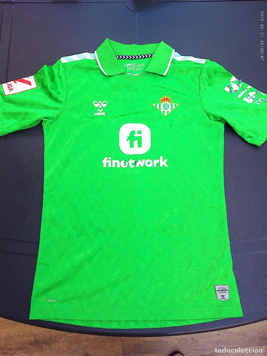 Coleccionismo deportivo: REAL BETIS BALOMPI&Eacute; : CAMISETA , EQUIPACION . ESCUDO BORDADO. N&ordm; 10 DE AYOZE