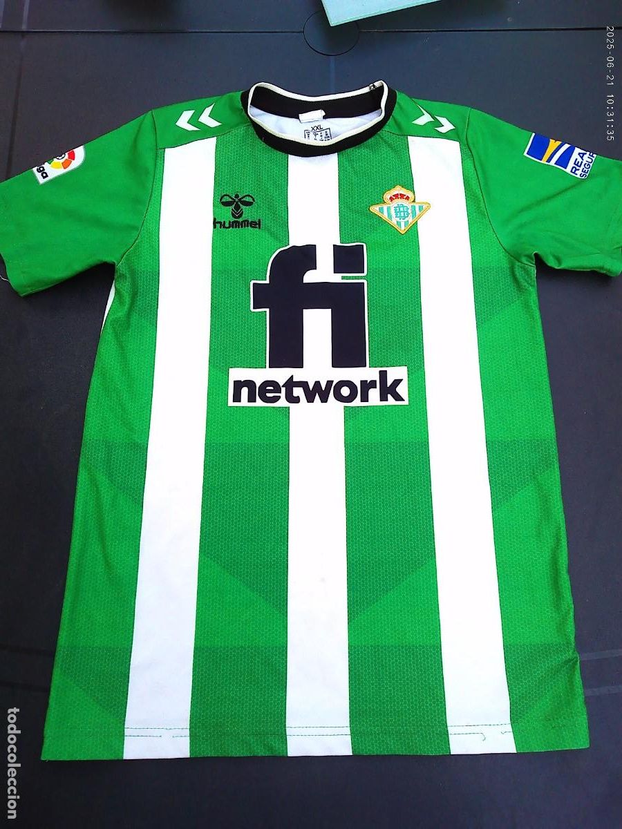 Coleccionismo deportivo: REAL BETIS BALOMPI&Eacute; : CAMISETA , EQUIPACION . ESCUDO BORDADO
