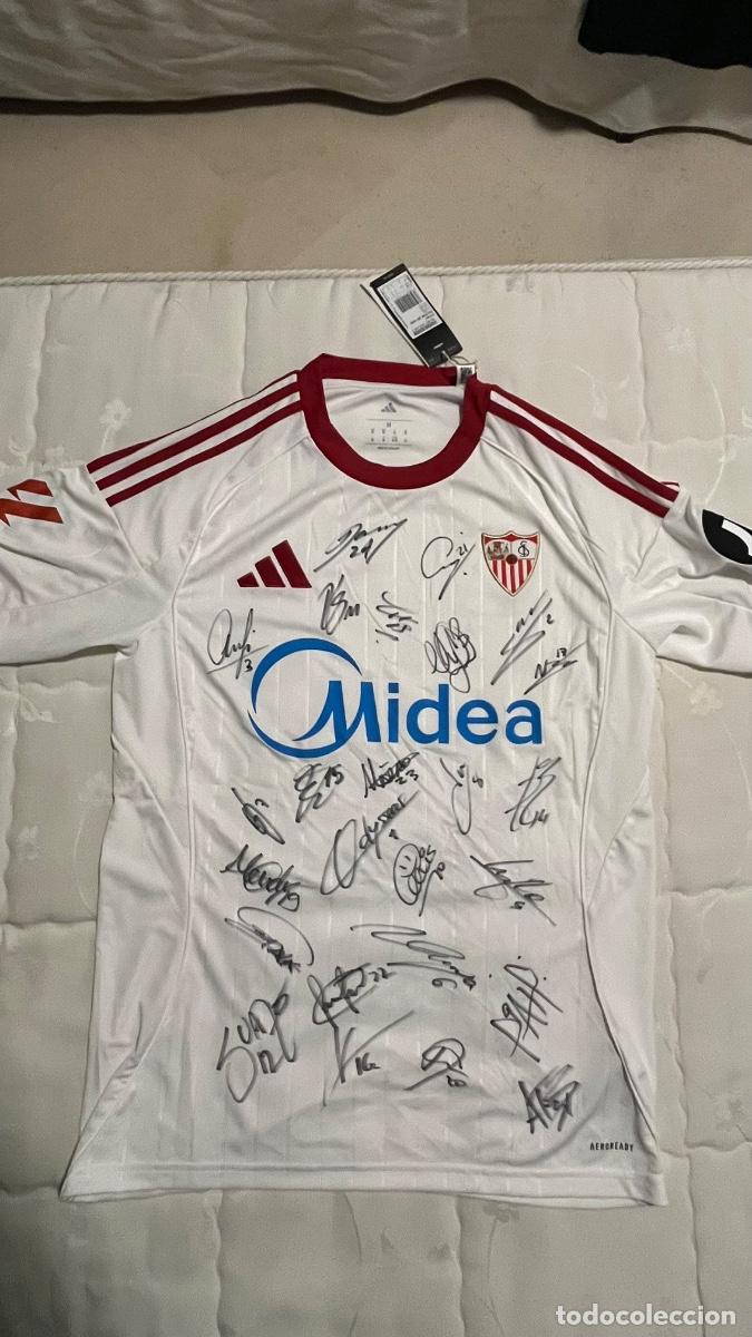 Coleccionismo deportivo: Camiseta Sevilla 25/26 oficial firmada por todos los jugadores.