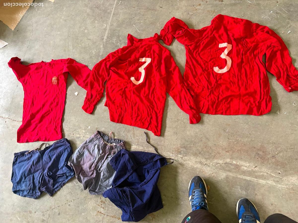 Coleccionismo deportivo: 3 camiseta y pantalon selecci&oacute;n espa&ntilde;ola antiguo equipaje joan segarra 2 carnet fc barcelona bar&ccedil;a