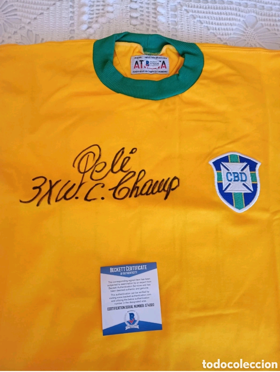 Coleccionismo deportivo: CAMISETA FIRMADA POR PEL&Eacute;