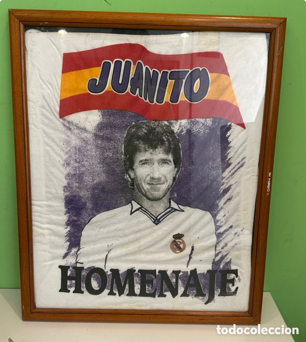 Coleccionismo deportivo: Camiseta homenaje Juanito Real Madrid firmada por jugadores &ndash; Enmarcada bajo cristal
