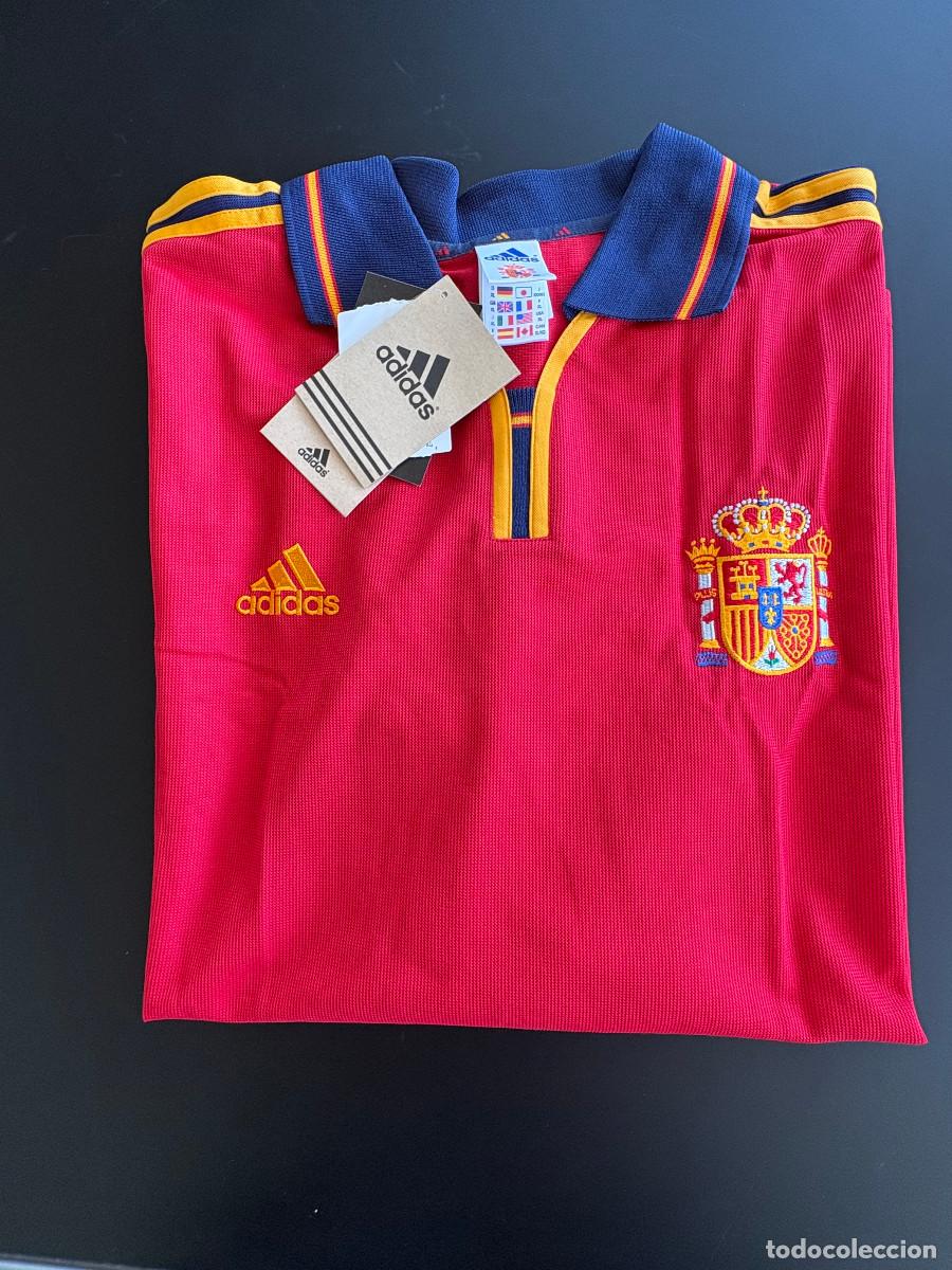 Coleccionismo deportivo: Camiseta seleccion Espa&ntilde;a nueva y anterior al campeonato Mundo