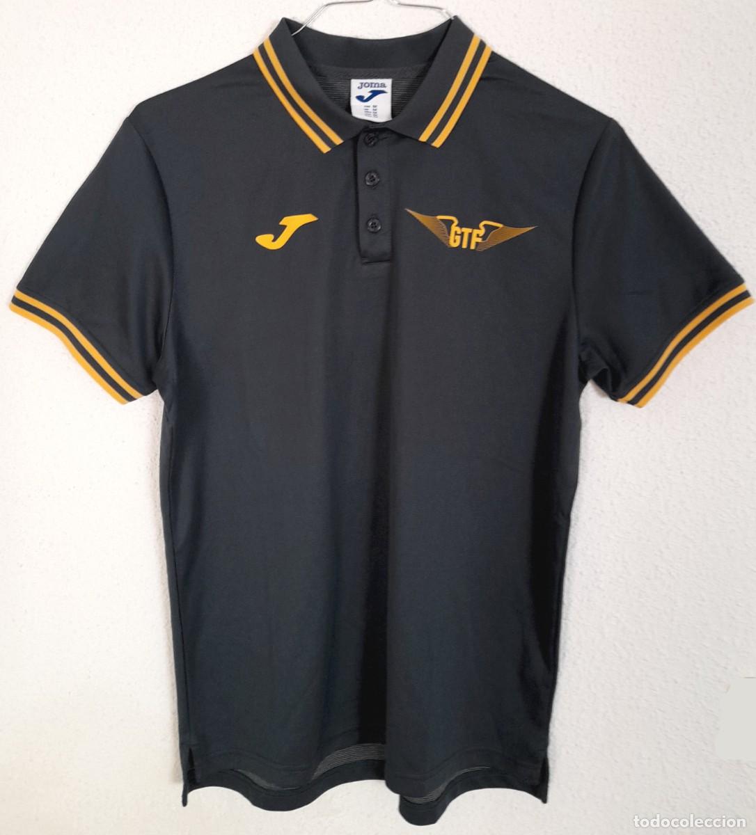 Sammelleidenschaft Sport: Polo paseo Staff T&eacute;cnico Getafe Club de F&uacute;tbol Joma Talla M color gris con letras y rayas amarillas