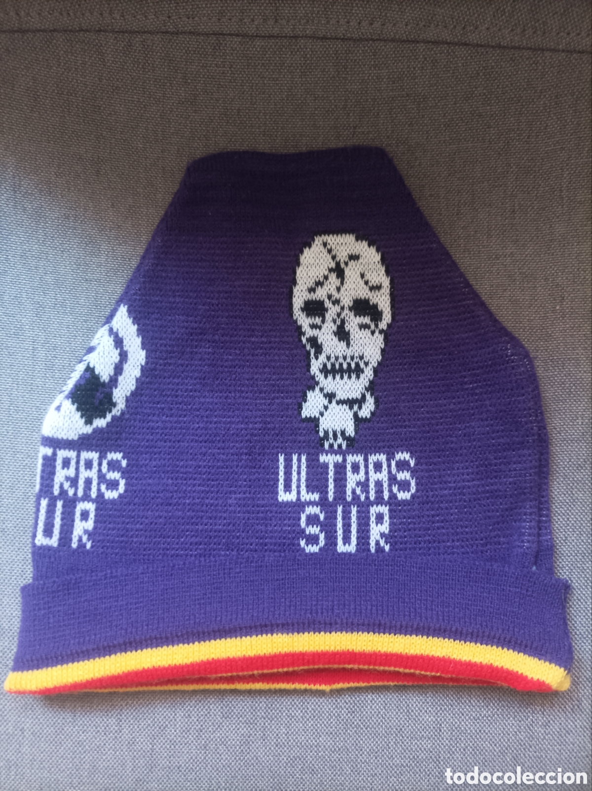 Coleccionismo deportivo: Gorro de lana Ultras sur Real Madrid 90,s morado talla unica