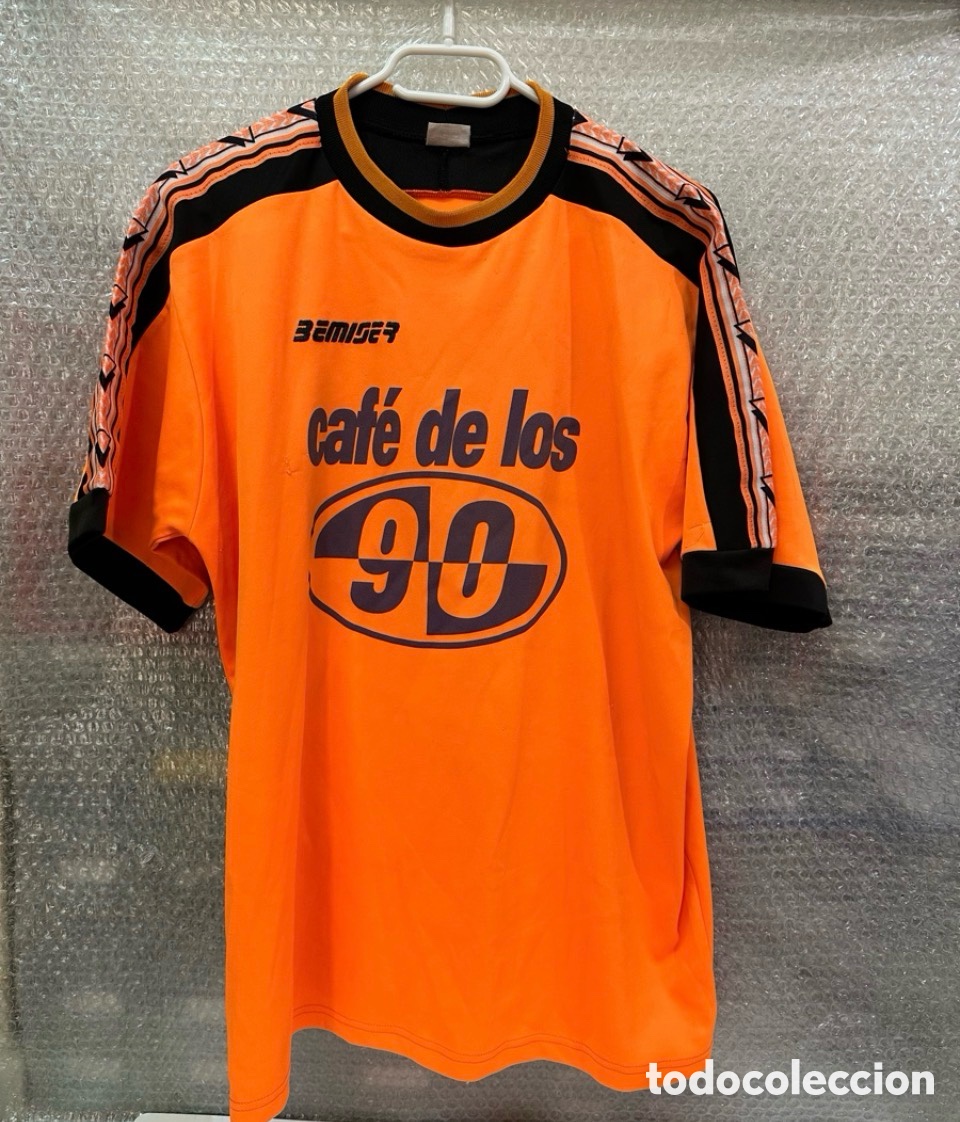 Sports collectibles: Antigua Camiseta deportiva de F&uacute;tbol caf&eacute; de los 90 TALLA -M-