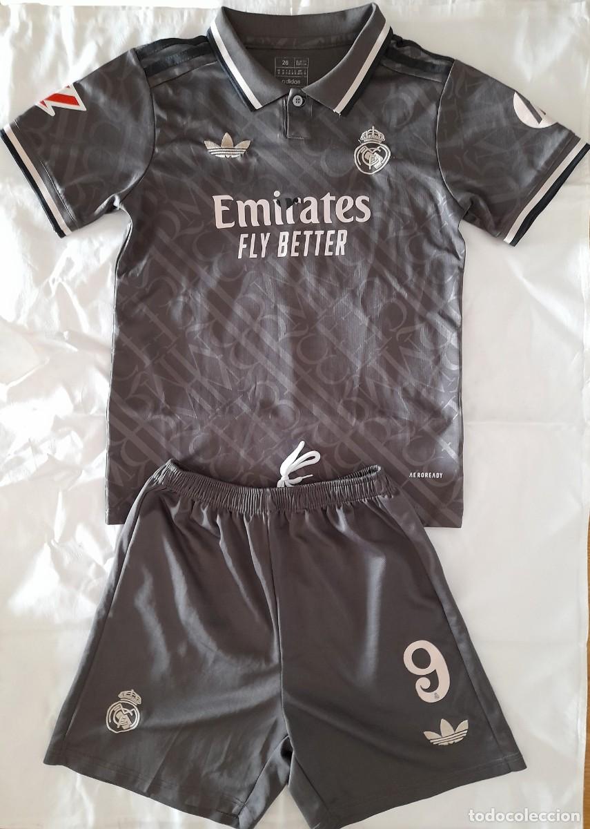 Sports collectibles: Conjunto camiseta pantal&oacute;n f&uacute;tbol Real Madrid ni&ntilde;o Adidas Talla 26 Emirates Mbapp&eacute; 9