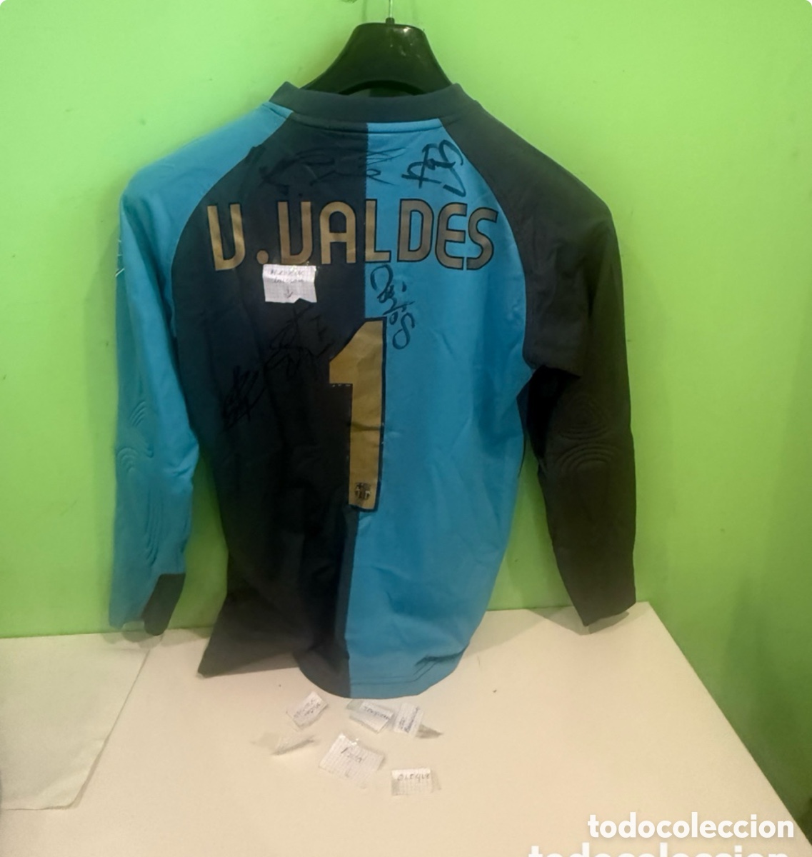 Coleccionismo deportivo: Camiseta oficial portero FC Barcelona V&iacute;ctor Vald&eacute;s 2006-2007 firmada por la plantilla