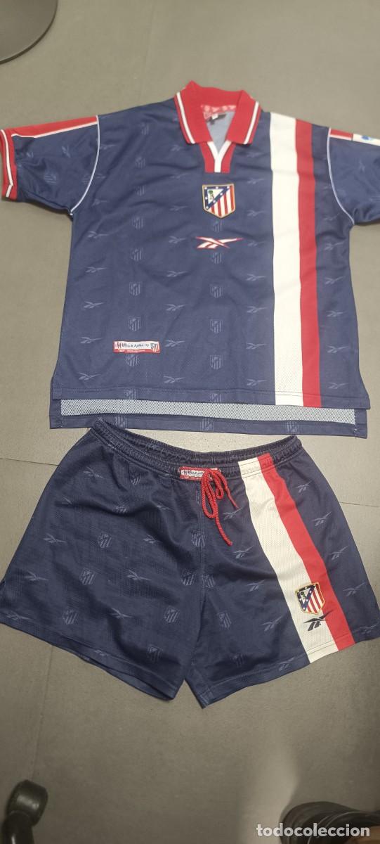 Coleccionismo deportivo: ORIGINAL EQUIPACI&Oacute;N REEBOK DEL ATHLETICO DE MADRID A&Ntilde;O 1998 1999, N&Uacute;MERO 19 KIKO
