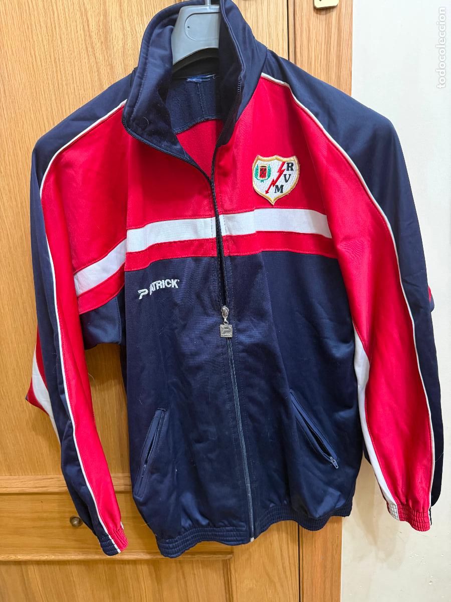 Coleccionismo deportivo: Chaqueta ch&aacute;ndal de f&uacute;tbol rayo vallecano