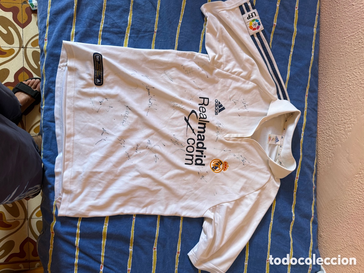 Coleccionismo deportivo: Camiseta Real Madrid firmada por varios jugador
