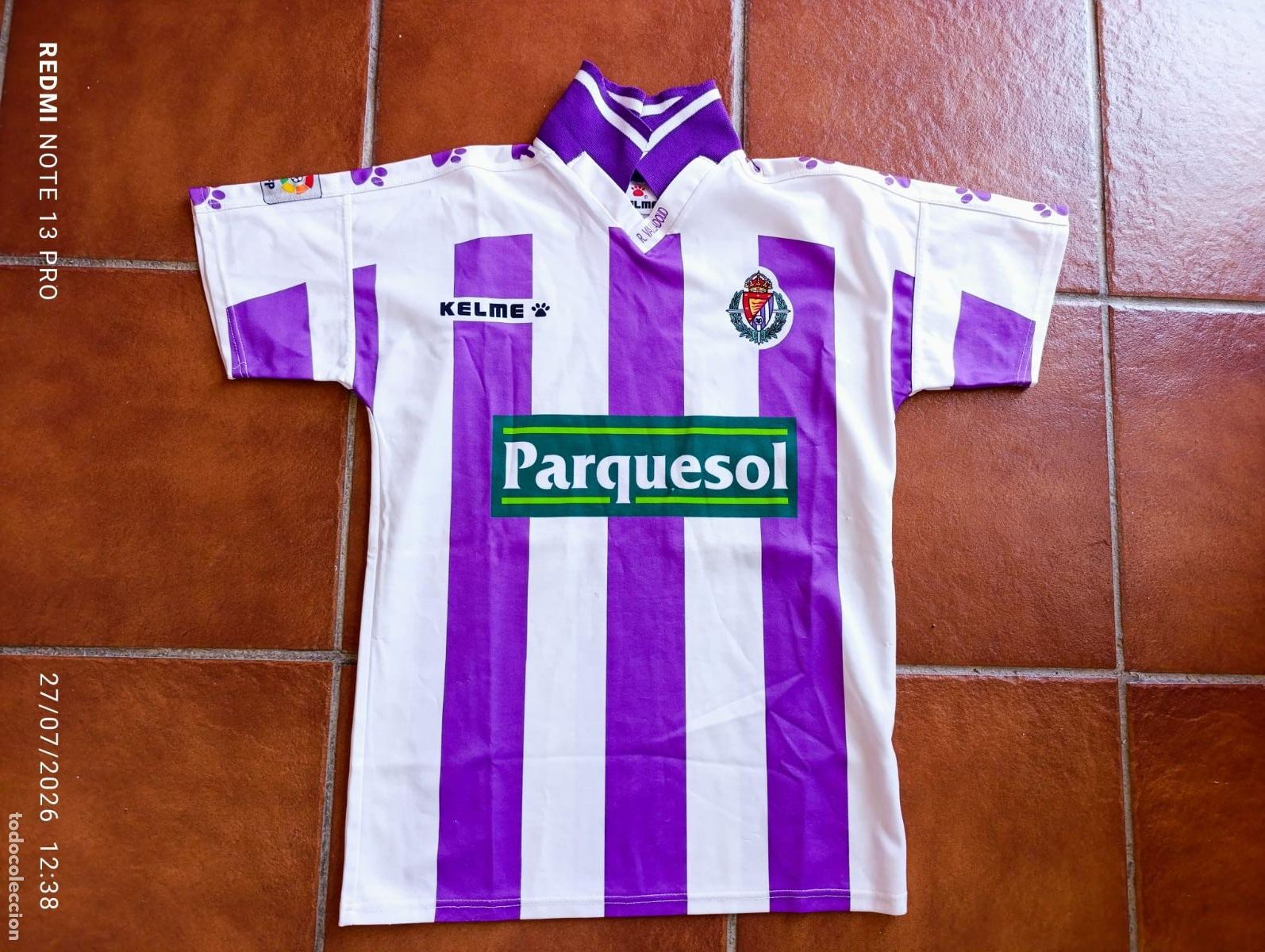 Coleccionismo deportivo: CAMISETA JUGADOR FUTBOL EQUIPO REAL VALLADOLID MARCA KELME.