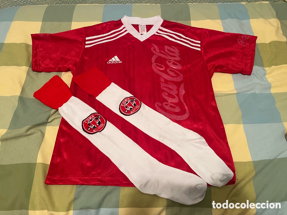 Coleccionismo deportivo: Camiseta COPA COCA COLA roja Adidas + medias. Talla M