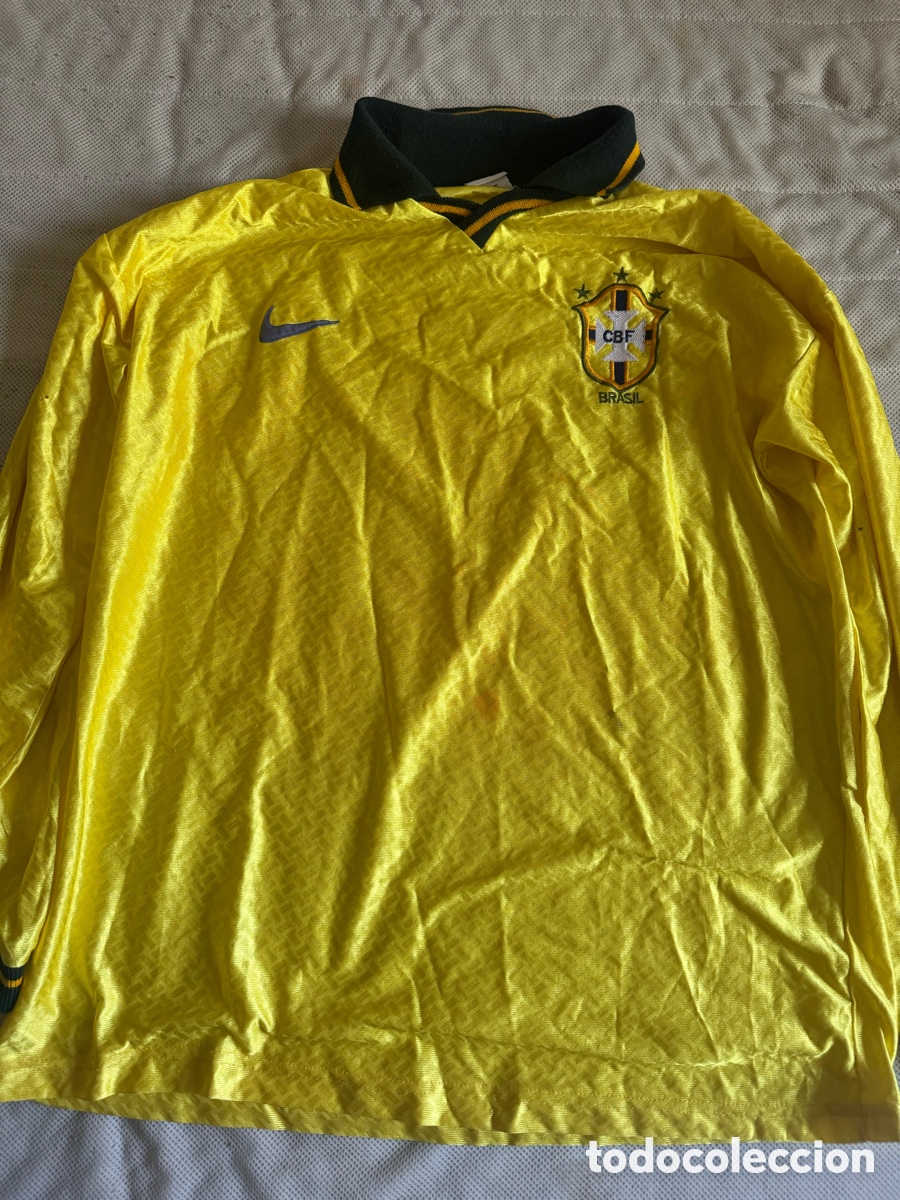 Coleccionismo deportivo: camiseta oficial de la Selecci&oacute;n de f&uacute;tbol de Brasil de finales de los a&ntilde;os 90 (per&iacute;odo 1997-1999).