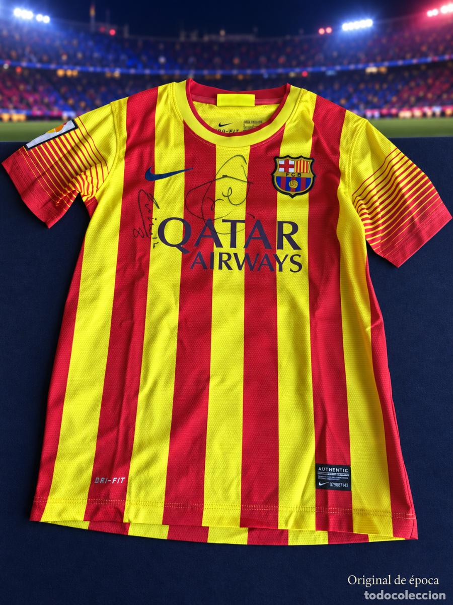 Coleccionismo deportivo: (X-8) Camiseta FC Barcelona 2013/14 Xavi n&ordm;6 firmada por Xavi Hern&aacute;ndez e Iniesta + fotos firmando
