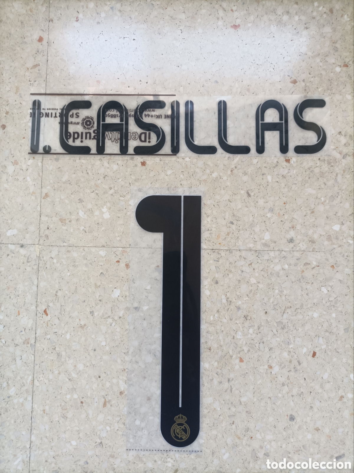 Coleccionismo deportivo: Nameset oficial #1# Iker Casillas 2011-12 Sporting ID para 2' Camiseta de Portero Amarilla