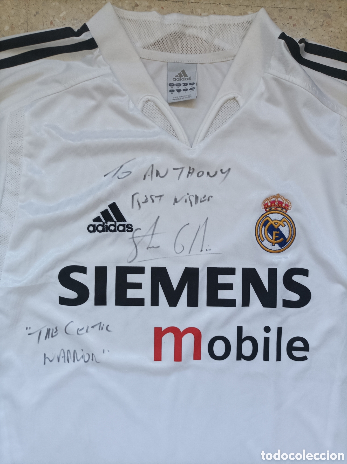 Coleccionismo deportivo: Cam&iacute;sera oficial Real Madrid 2004/05 Home Firmada y dedicada Ra&uacute;l Gonz&aacute;lez blanco Talle m