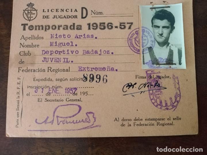 Sports collectibles: Licencia de Jugador Club Deportivo Badajoz, temporada 1956/57.