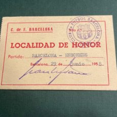 Coleccionismo deportivo: LOCALIDAD DE HONOR CLUB DE FÚTBOL BARCELONA 1958. ARTIFUTBOL. Lote 401011229