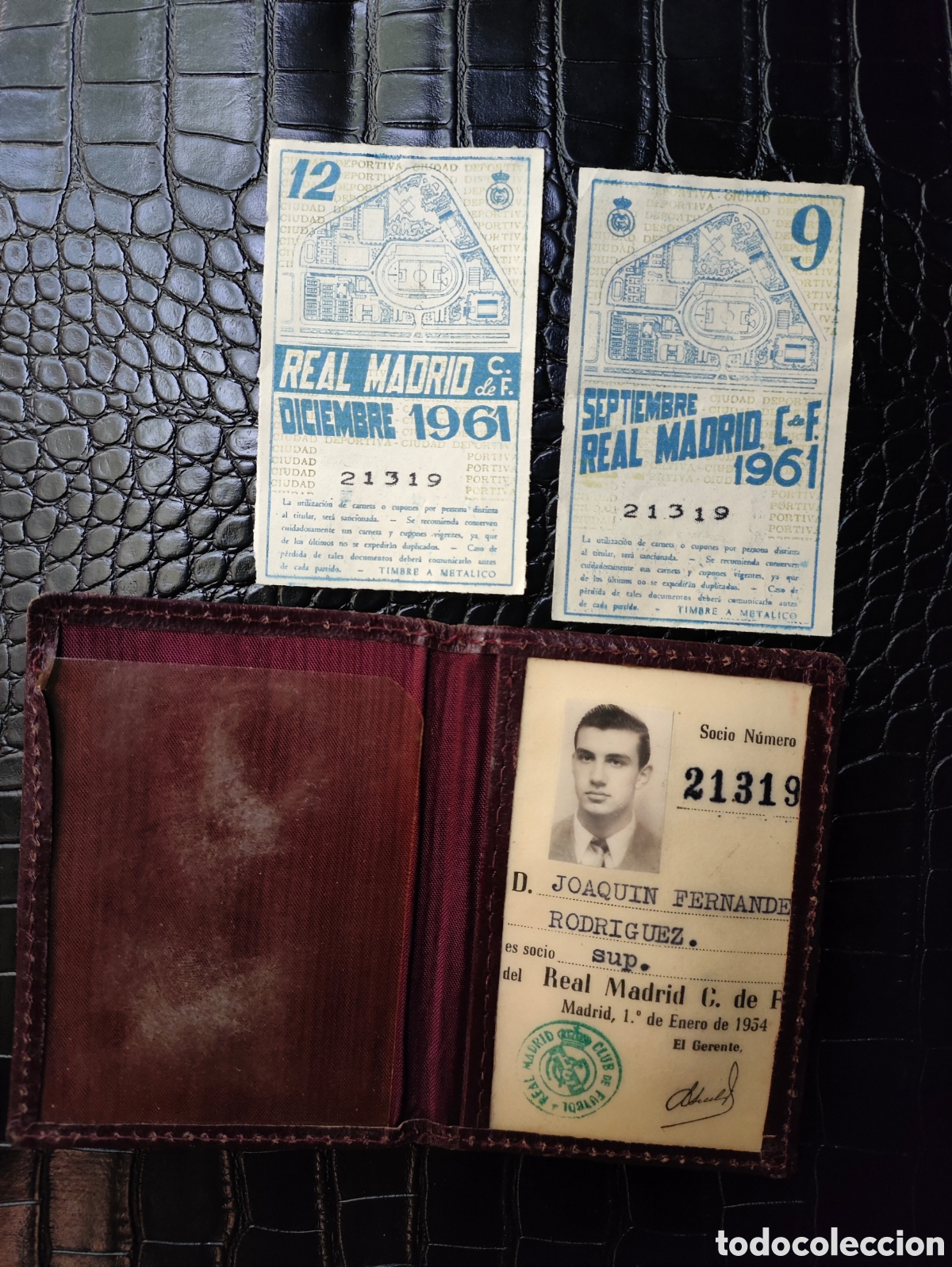 Coleccionismo deportivo: Carn&eacute; Socio Real Madrid 1954 + Entradas 1961