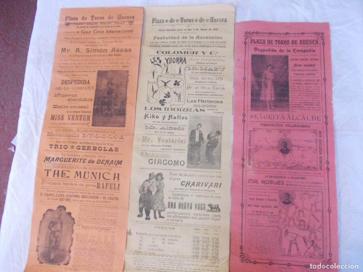 Carteles Espect&aacute;culos: LOTE DE TRES ANTIGUOS CARTELES DE HUESCA PLAZA TOROS DE HUESCA 1910 LA FLECHA HUMANA , TRAPECIOS ETC