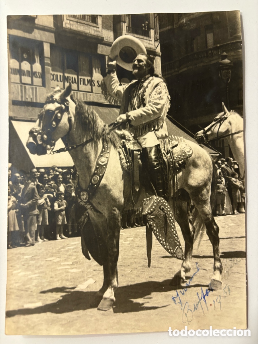 Carteles espect&aacute;culos: Foto original con aut&oacute;grafo de Buffalo Bill con el circo americano desfilando por las calles de