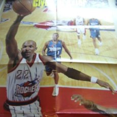 Coleccionismo deportivo: POSTER DE CLYDE DREXLER, JUGADOR DE LA NBA CON LOS ROCKETS. 80X50 CMS. Lote 26331622