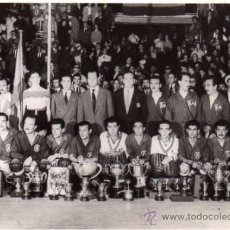 Coleccionismo deportivo: FOTOGRAFIA ORIGINAL DE LA SELECCION ESPAÑOLA DE HOCKEY SOBRE PATINES CON ANTONIO SAMARANCH. TROFEOS.. Lote 26928851