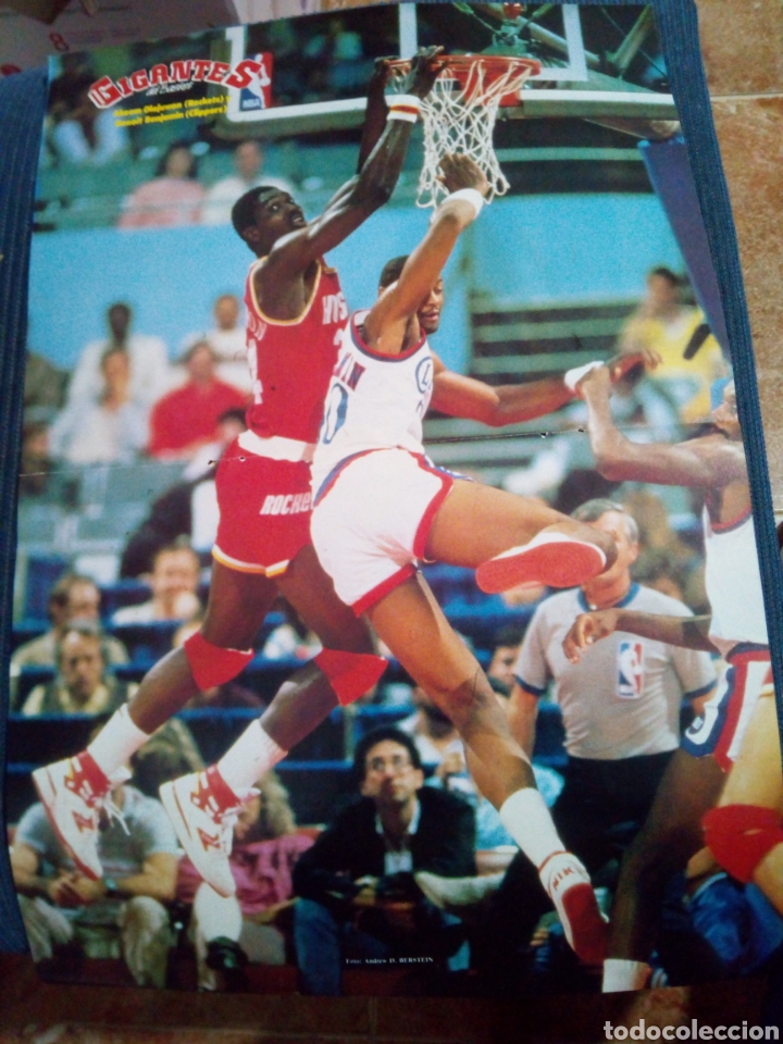 Coleccionismo deportivo: Poster gigantes akeem olajuwon benoit benjamin - Foto 1