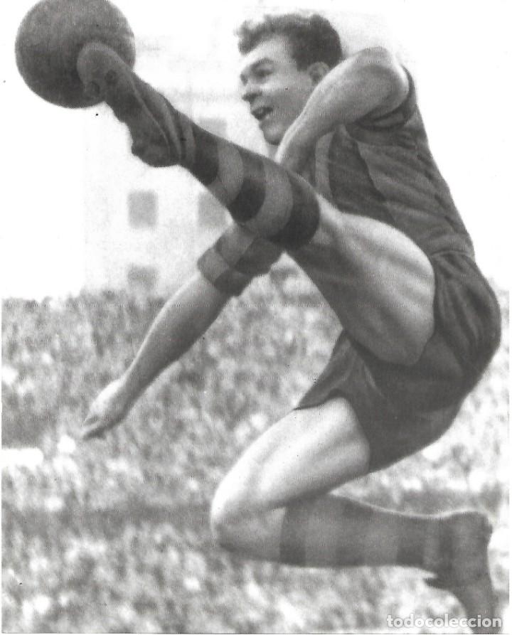 Coleccionismo deportivo: BAR&Ccedil;A: L&aacute;mina de KUBALA en acrob&aacute;tica postura - Foto 1