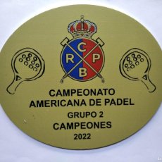 Coleccionismo deportivo: PLACA METALICA LITOGRAFIADA Y ESMALTE,CAMPEONATO AMERICANA DE PADEL GRUPO 2 CAMPEONES 2022.