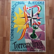 Coleccionismo deportivo: CARTEL TORNEO INTERNACIONAL AJEDREZ. HOTEL PEZ ESPADA TORREMOLINOS MALAGA 1961 LUIS BONO. COSTA SOL