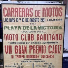 Coleccionismo deportivo: CARTEL ENMARCADO. CADIZ. CARRERAS DE MOTOS EN LA PLAYA DE LA VICTORIA. 1951. VII PREMIO