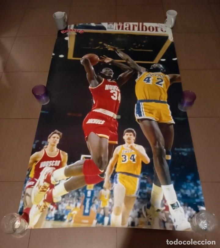 Coleccionismo deportivo: POSTER REVISTA GIGANTES DEL BASKET AKEEM HAKEEM OLAJUWON 1988 HOUSTON ROCKETS TAMA&Ntilde;O XXL 160x90