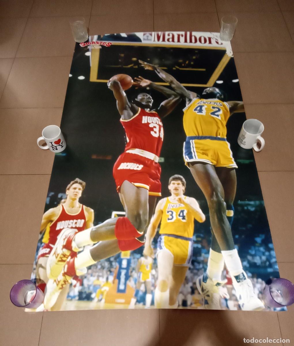Coleccionismo deportivo: P&Oacute;STER CARTEL NBA GIGANTES DEL BASKET HAKEEM OLAJUWON HOUSTON ROCKETS 160x90 CMS A&Ntilde;O 1988 (NUEVO)