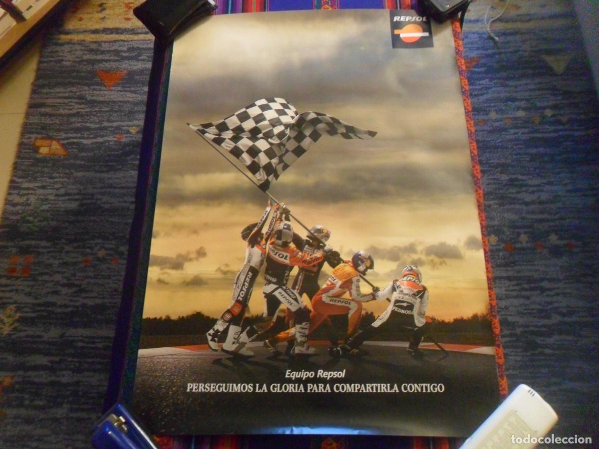 Coleccionismo deportivo: CARTEL MOTOCICLISMO MOTO GP EQUIPO REPSOL PERSEGUIMOS LA GLORIA PARA COMPARTIRLA CONTIGO 67,5X48 CMS